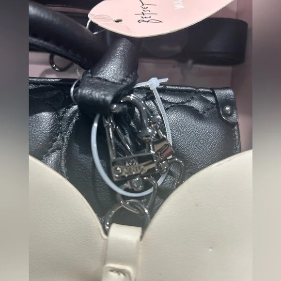 NWT-Betsey Johnson Quilted Black Heart Satchel - Picture 5 of 8